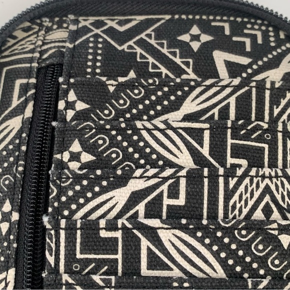 KAVU Go Time Crossbody Wallet Geometric Black White Southwest Aztec Western Zip - Picture 9 of 12